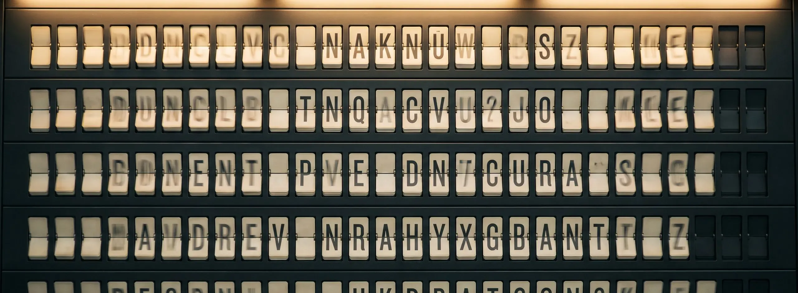Anzeigetafel mit umspringenden Buchstaben in einer Bahnhofshalle