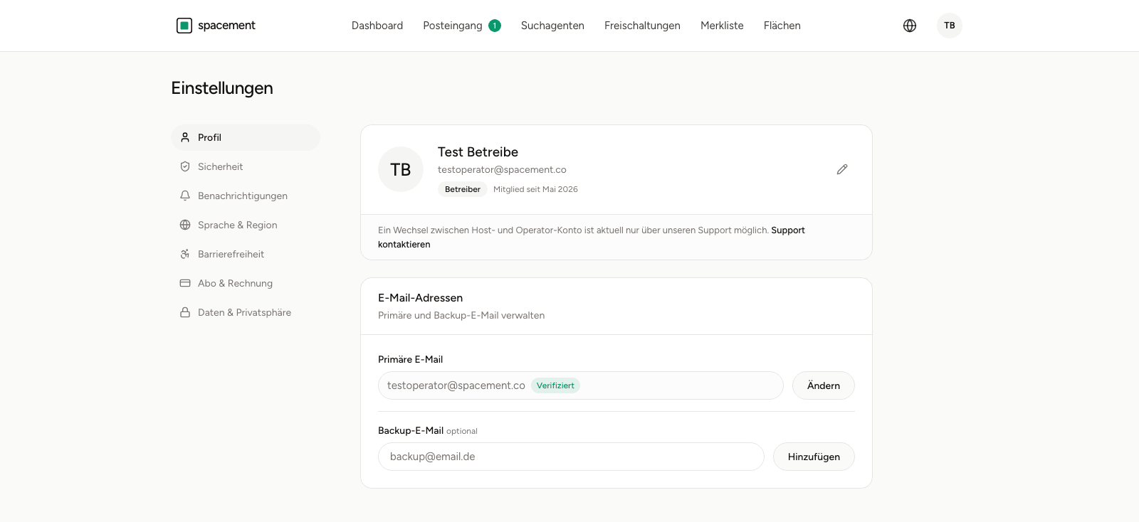 Die Profilseite der Einstellungen mit Name, Rolle, Mitgliedsdatum und dem Bereich für primäre und Backup-E-Mail-Adresse
