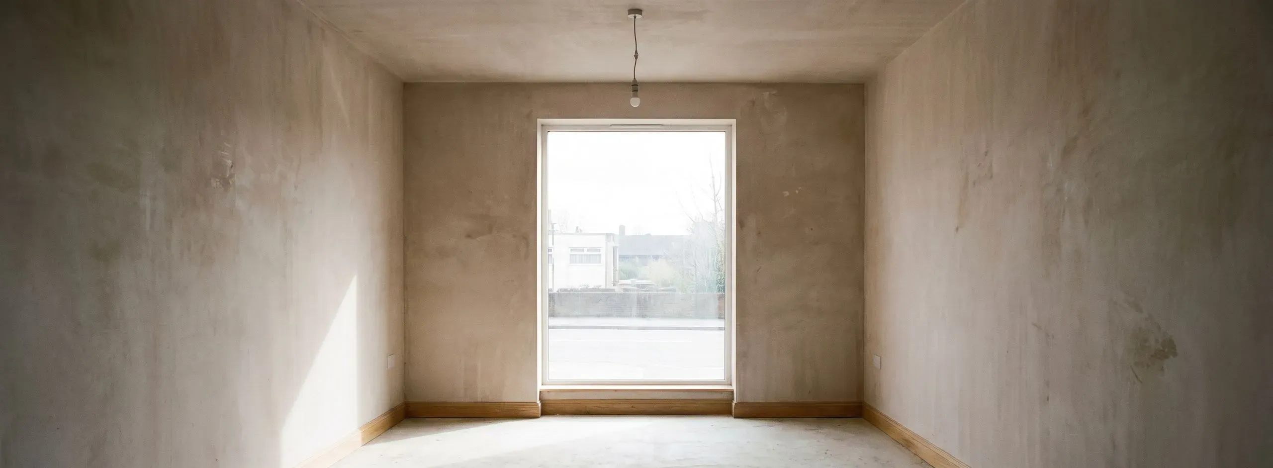 Leerstehende Ladenfläche mit großer Schaufensterfront