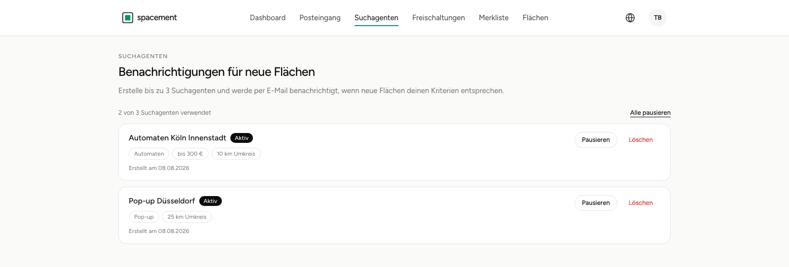 Die Übersicht Suchagenten mit zwei aktiven Aufträgen, ihren Filtern als Schlagworte und den Knöpfen Pausieren und Löschen